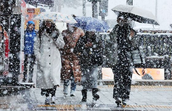 폭설 무게 탓 공사장 보행로 붕괴…1명 심정지·1명 중상·1명 경상