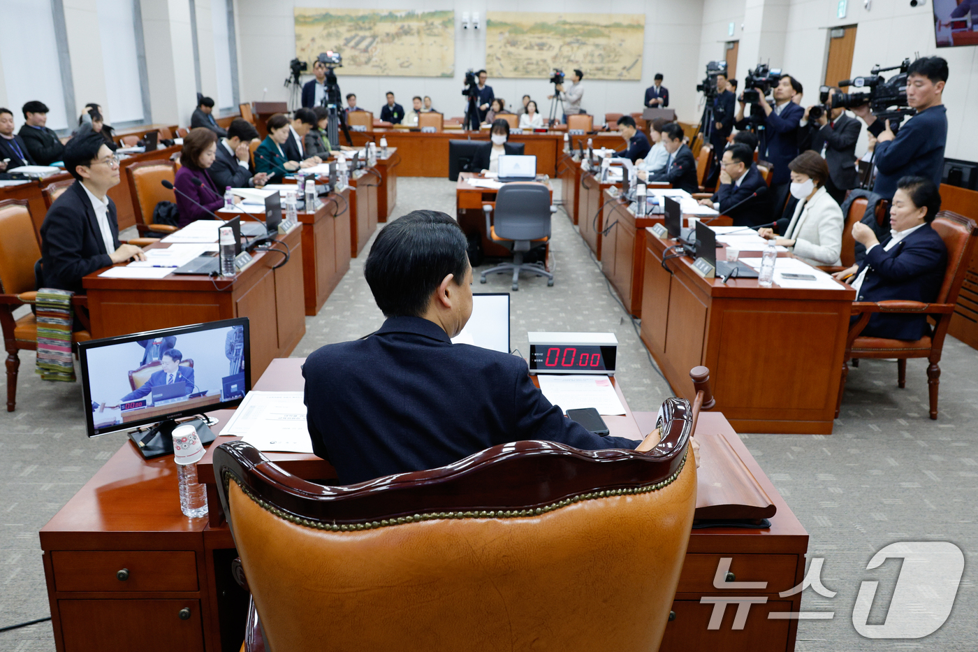 (서울=뉴스1) 안은나 기자 = 김영호 국회 교육위원회 위원장이 27일 오후 서울 여의도 국회에서 열린 418회국회(정기회) 제12차 교육위원회 전체회의에서 의사봉을 두드리고 있다 …