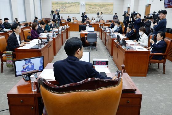 'AI교과서 지위 박탈' 초·중등교육법 안조위 회부…여당 이의신청