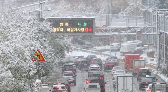 폭설로 서행하는 차량들