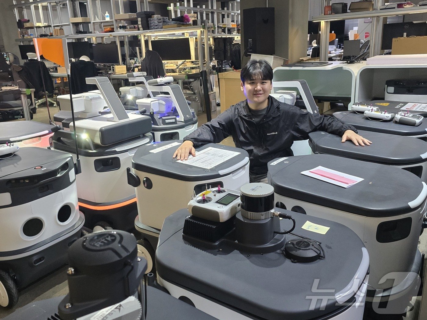 본문 이미지 - 이상민 뉴빌리티 대표와 배달로봇 뉴비의 모습. ⓒ 뉴스1