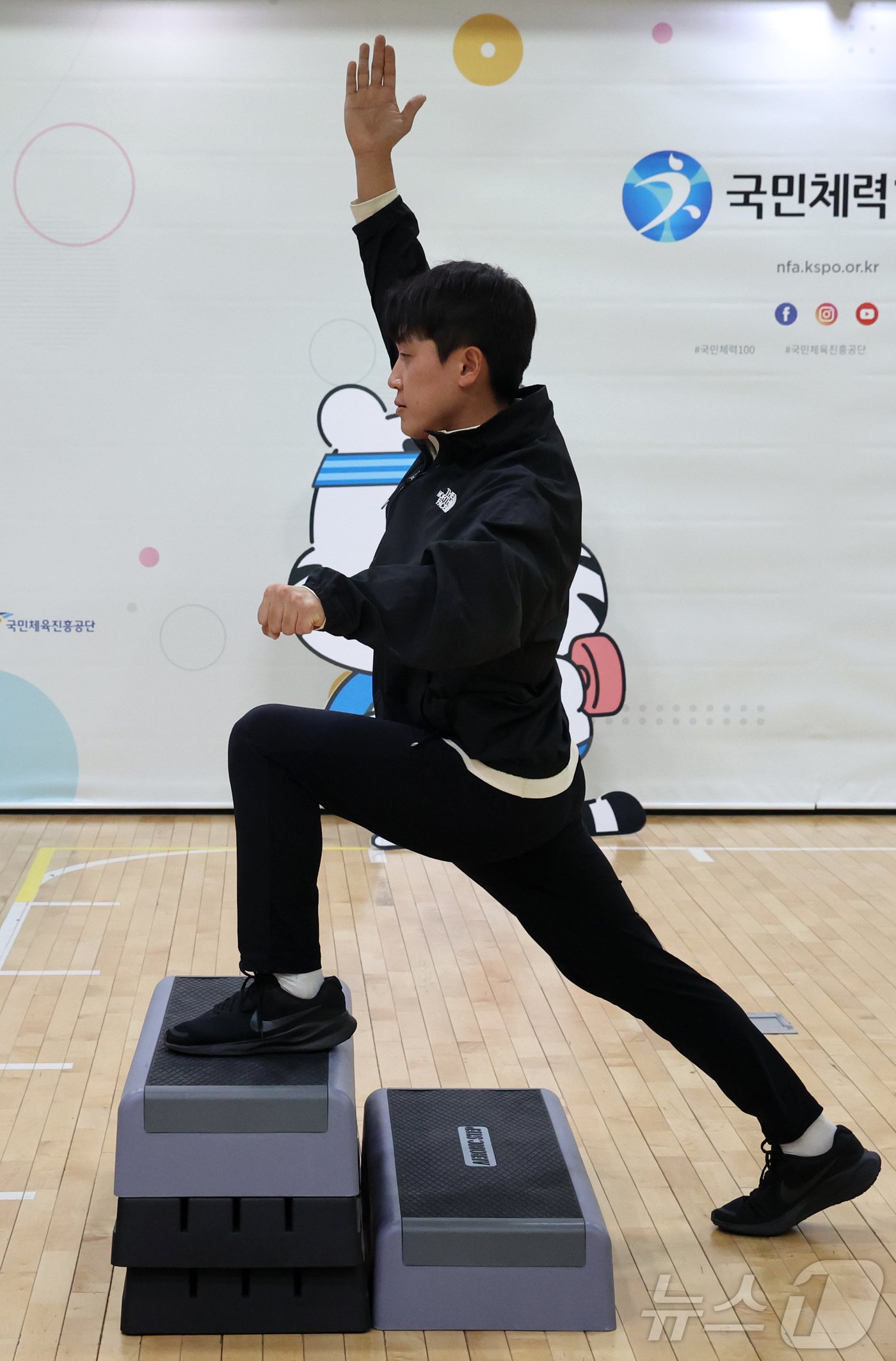 본문 이미지 - 최영우 국민체육진흥공단 운동처방사가 27일 서울 송파구 국민체력 100 KSPO 송파체력인증센터에서 뉴스1과 인터뷰에 앞서 계단 오르내리기 운동법을 설명하고 있다. 2024.11.27/뉴스1 ⓒ News1 황기선 기자