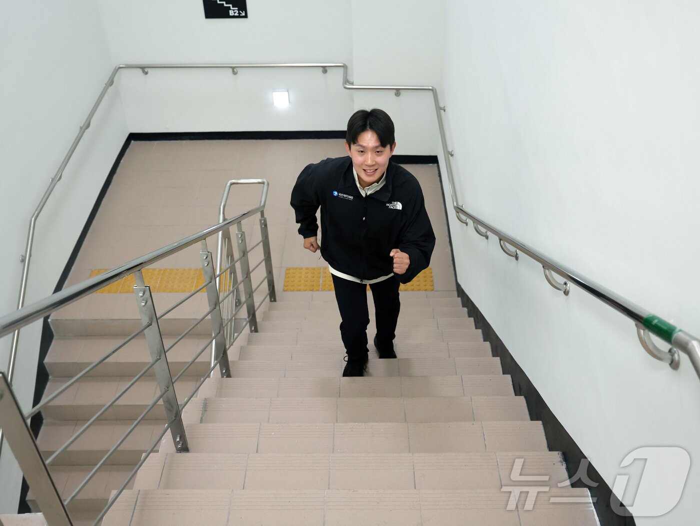 본문 이미지 - 최영우 국민체육진흥공단 운동처방사가 27일 서울 송파구 국민체력 100 KSPO 송파체력인증센터에서 뉴스1과 인터뷰에 앞서 계단 오르내리기 운동법을 설명하고 있다. 2024.11.27/뉴스1 ⓒ News1 황기선 기자