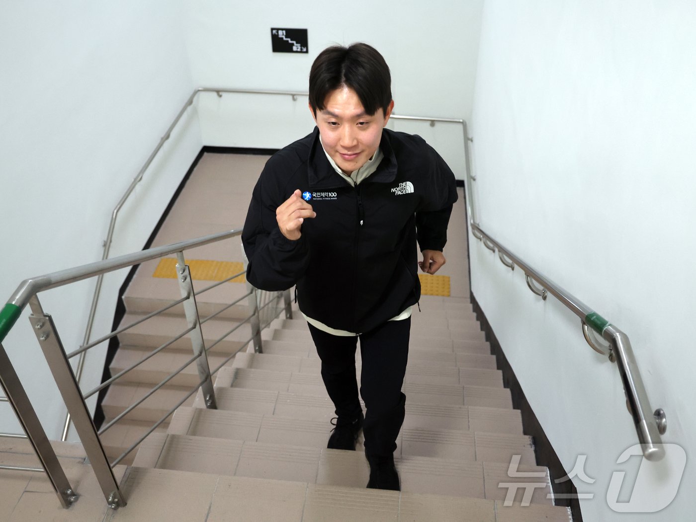 본문 이미지 - 최영우 국민체육진흥공단 운동처방사가 27일 서울 송파구 국민체력 100 KSPO 송파체력인증센터에서 뉴스1과 인터뷰에 앞서 계단 오르내리기 운동법을 설명하고 있다. 2024.11.27/뉴스1 ⓒ News1 황기선 기자