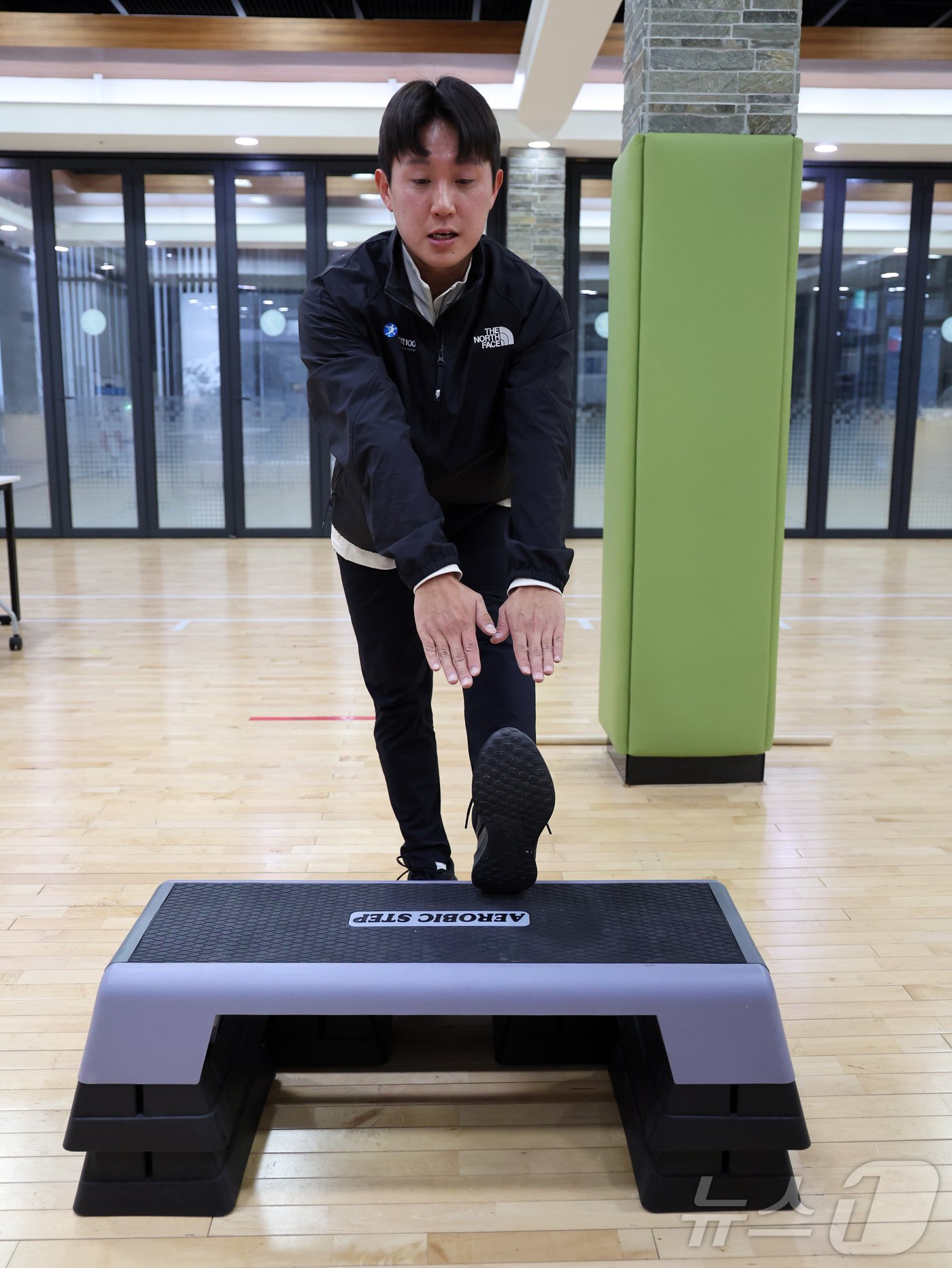 본문 이미지 - 최영우 국민체육진흥공단 운동처방사가 27일 서울 송파구 국민체력 100 KSPO 송파체력인증센터에서 뉴스1과 인터뷰에 앞서 계단 오르내리기 운동법을 설명하고 있다. 2024.11.27/뉴스1 ⓒ News1 황기선 기자