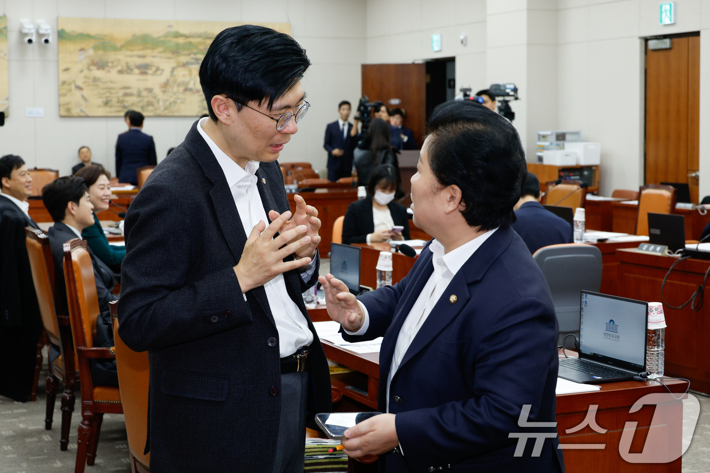 (서울=뉴스1) 안은나 기자 = 국회 교육위원회 조정훈 국민의힘 간사(왼쪽), 문정복 더불어민주당 간사가 27일 오후 서울 여의도 국회에서 제12차 교육위 전체회의 정회 중 대화하 …