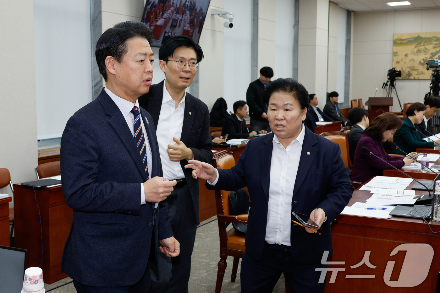 (서울=뉴스1) 안은나 기자 = 김영호 국회 교육위원회 위원장(왼쪽부터), 조정훈 국민의힘 간사, 문정복 더불어민주당 간사가 27일 오후 서울 여의도 국회에서 제12차 교육위 전체 …