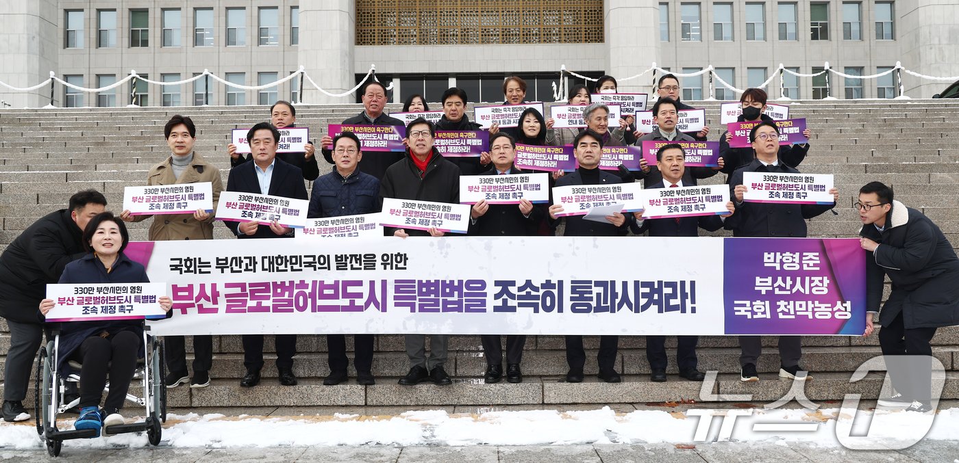 박형준 부산시장이 27일 오후 서울 여의도 국회 본관 계단 앞에서 부산 글로벌허브도시 특별법 제정 촉구 천막농성에 앞서 기자회견을 하고 있다. 2024.11.27/뉴스1 ⓒ News1 김민지 기자