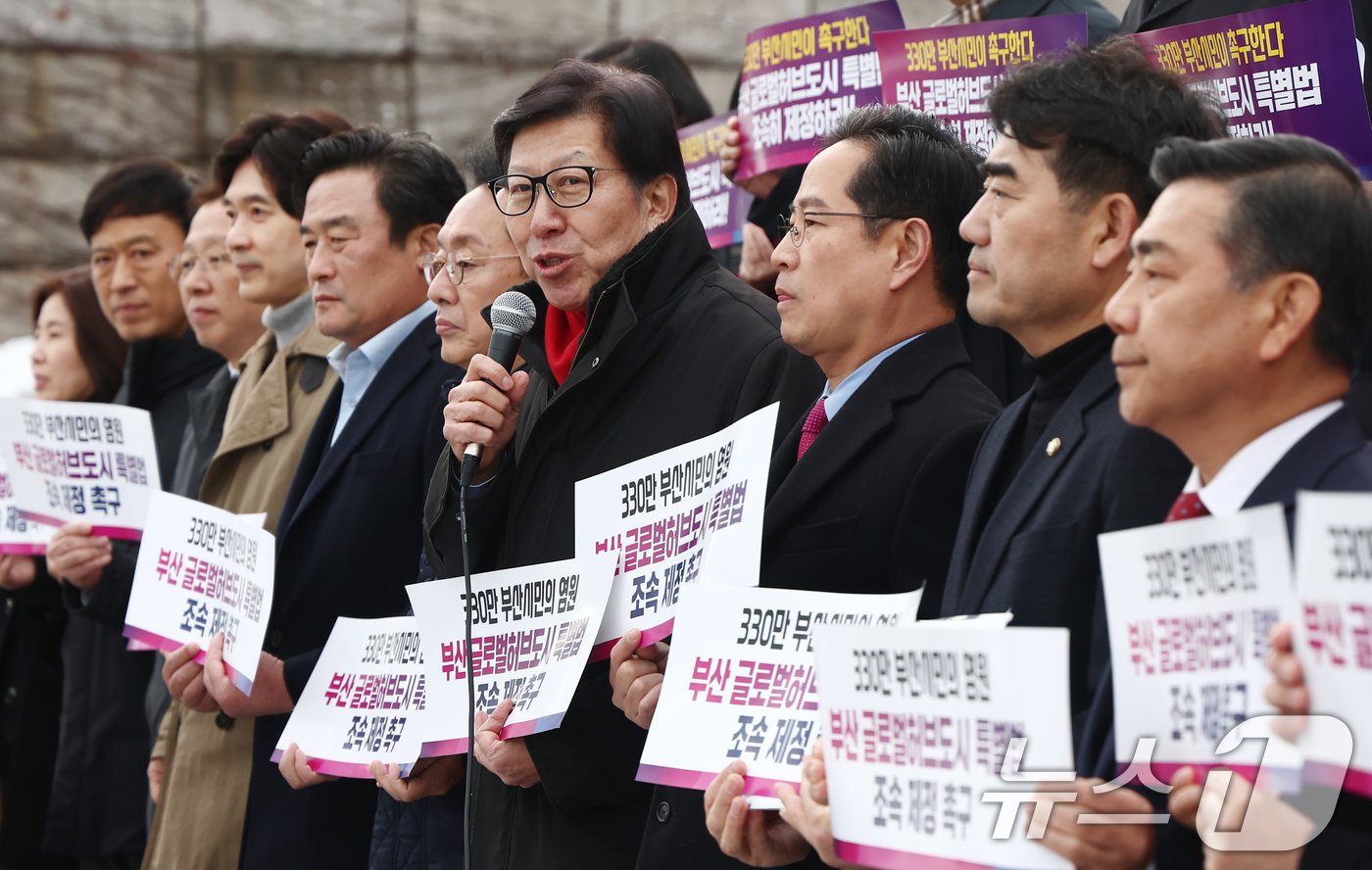 박형준 부산시장이 27일 오후 서울 여의도 국회 본관 계단 앞에서 &#39;부산 글로벌허브도시 특별법 제정 촉구 천막농성에 앞서 기자회견을 하고 있다. 2024.11.27/뉴스1 ⓒ News1 김민지 기자