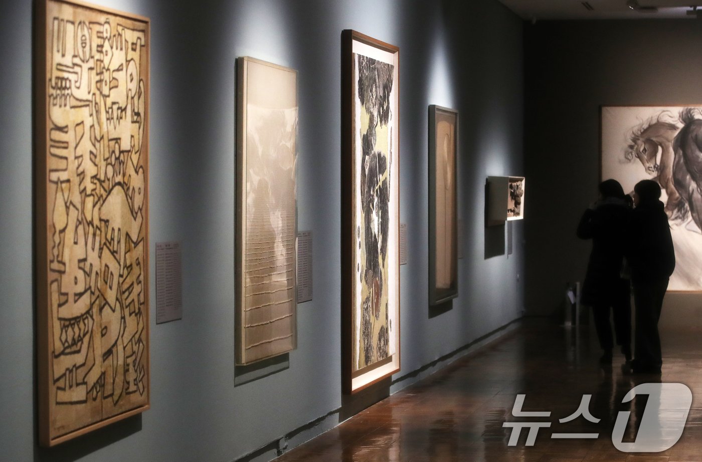 본문 이미지 - 27일 오후 서울 중구 국립현대미술관 덕수궁관에서 열린 '수묵별미(水墨別美): 한·중 근현대 회화' 언론공개회에서 참석자들이 전시물을 관람하고 있다. 한국과 중국의 국립 미술관인 국립현대미술관과 중국미술관이 소장한 대표 근현대 수묵채색화를 선보이는 이번 전시는 오는 28일부터 내년 2월 16일까지 개최된다. 2024.11.27/뉴스1 ⓒ News1 오대일 기자