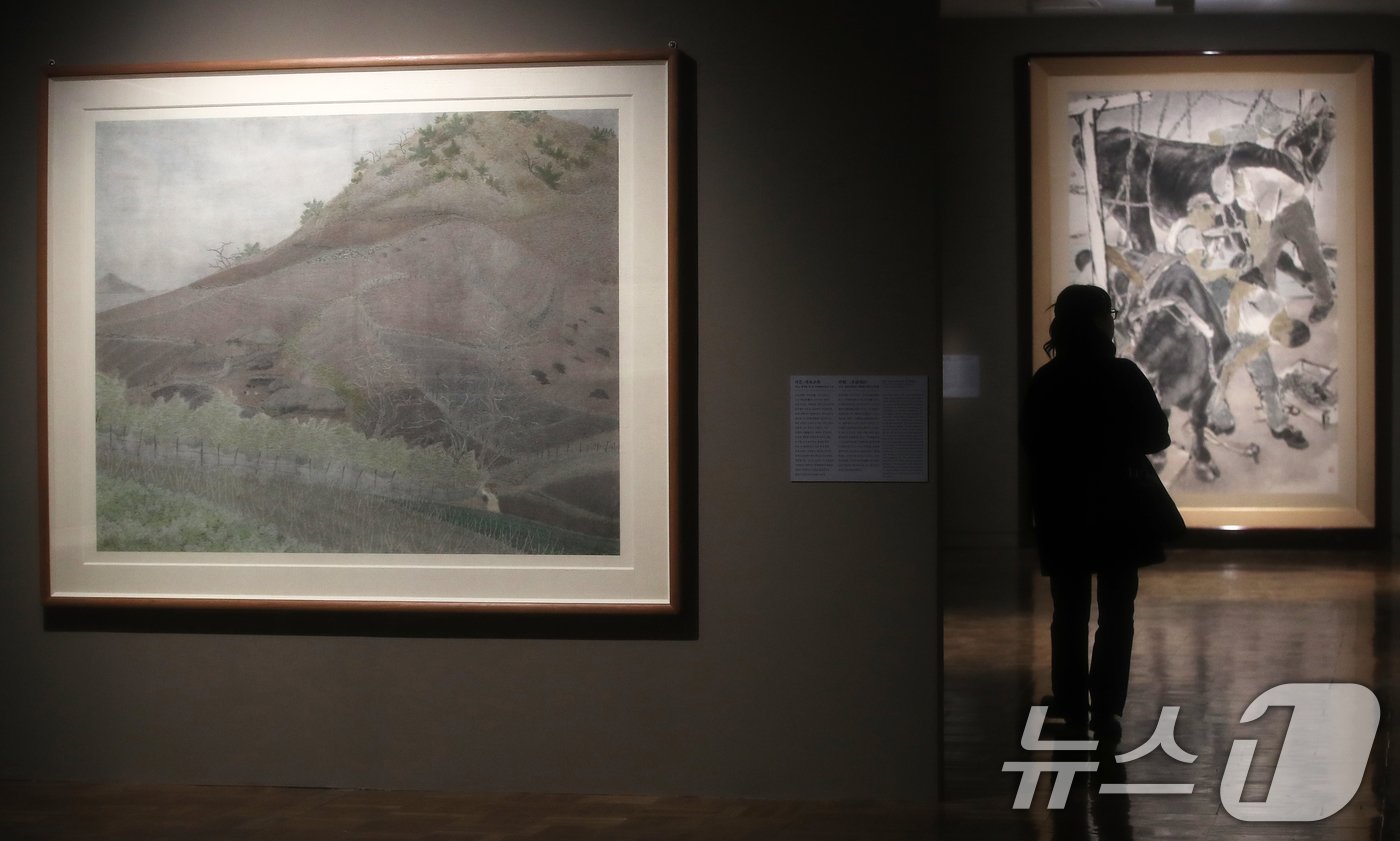 본문 이미지 - 27일 오후 서울 중구 국립현대미술관 덕수궁관에서 열린 '수묵별미(水墨別美): 한·중 근현대 회화' 언론공개회에서 참석자들이 전시물을 관람하고 있다. 한국과 중국의 국립 미술관인 국립현대미술관과 중국미술관이 소장한 대표 근현대 수묵채색화를 선보이는 이번 전시는 오는 28일부터 내년 2월 16일까지 개최된다. 2024.11.27/뉴스1 ⓒ News1 오대일 기자