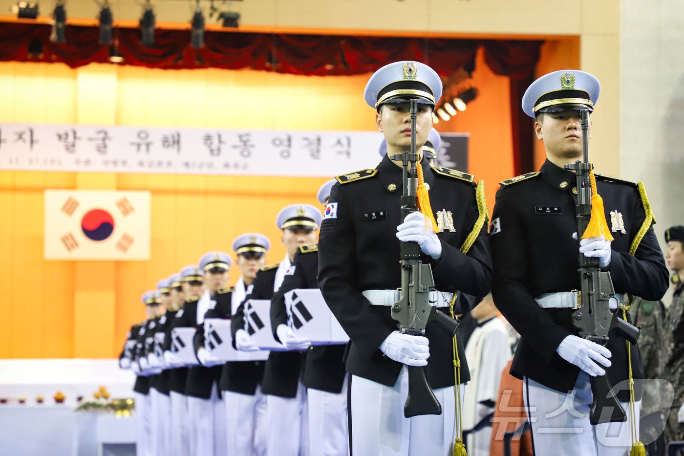 본문 이미지 - 육군 제2군단이 27일 화천체육관에서 ‘2024년 6·25전쟁 전사자 발굴 유해 합동영결식’을 거행했다.(2군단 제공)