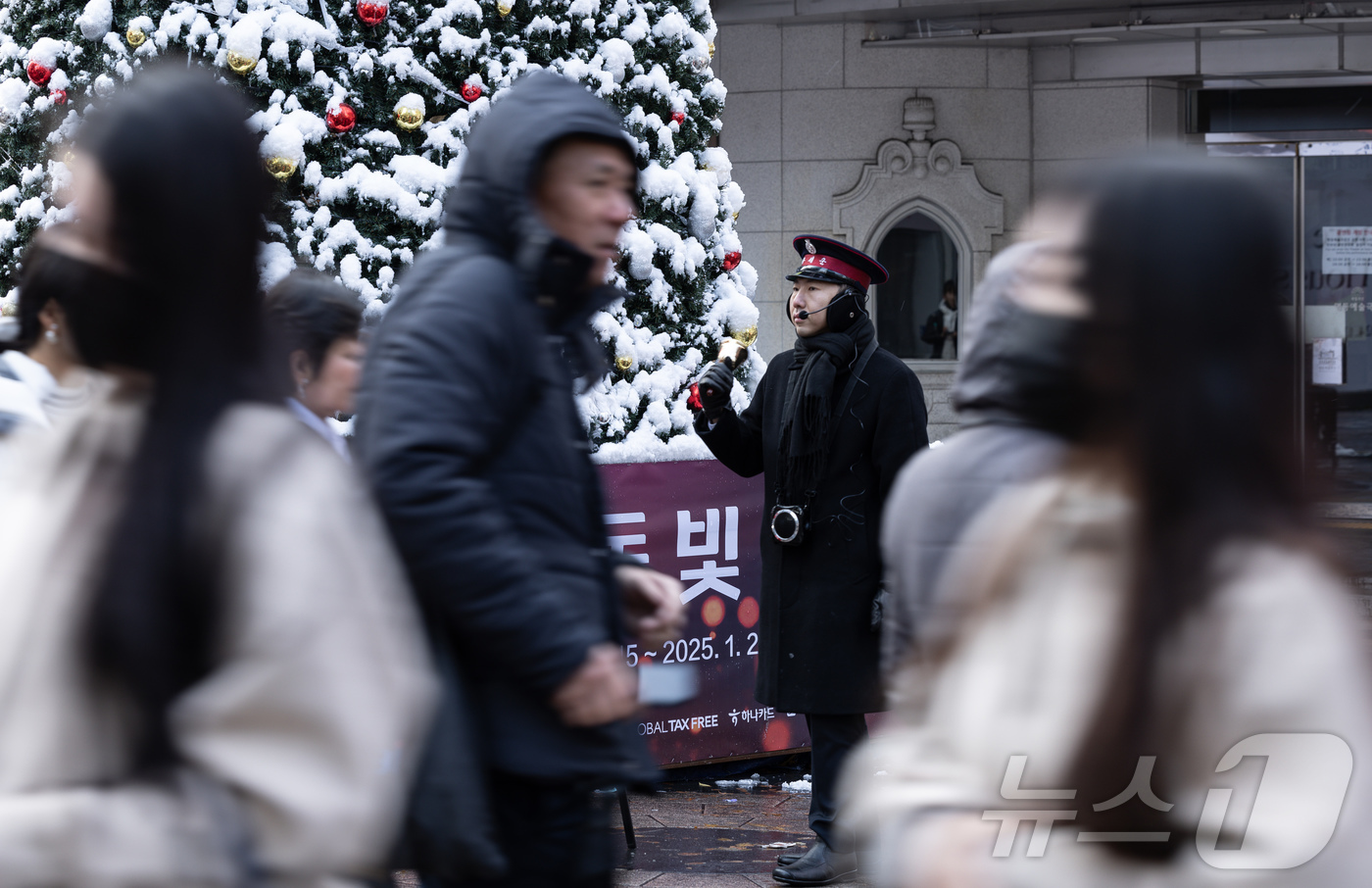 (서울=뉴스1) 이재명 기자 = 구세군 자선냄비 모금활동이 시작된 27일 오후 서울 중구 명동거리에서 자원봉사자가 종을 울리고 있다. 2024.11.27/뉴스1