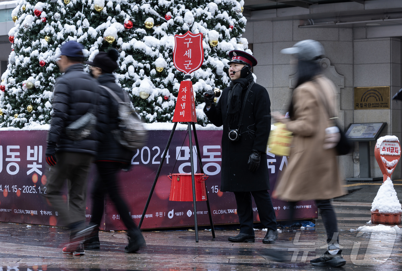 (서울=뉴스1) 이재명 기자 = 구세군 자선냄비 모금활동이 시작된 27일 오후 서울 중구 명동거리에서 자원봉사자가 종을 울리고 있다. 2024.11.27/뉴스1