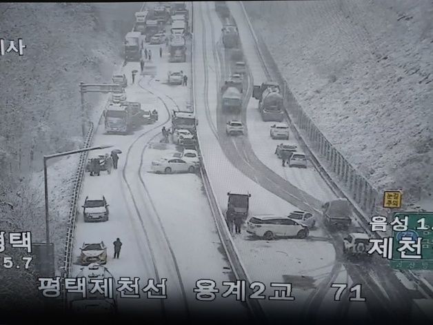 양방향 동시 8중·4중추돌…충북 대설특보 속 교통사고 잇따라(종합)