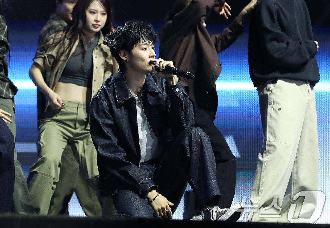 본문 이미지 - 갓세븐 제이비(JAY B)가 27일 서울 광진구 예스24라이브홀에서 가진 첫 번째 솔로 정규앨범 ‘Archive 1: [Road Runner]’(아카이브 원 로드 러너) 쇼케이스에서 타이틀 곡 '크래쉬'를 선보이고 있다. 2024.11.27/뉴스1 ⓒ News1 권현진 기자