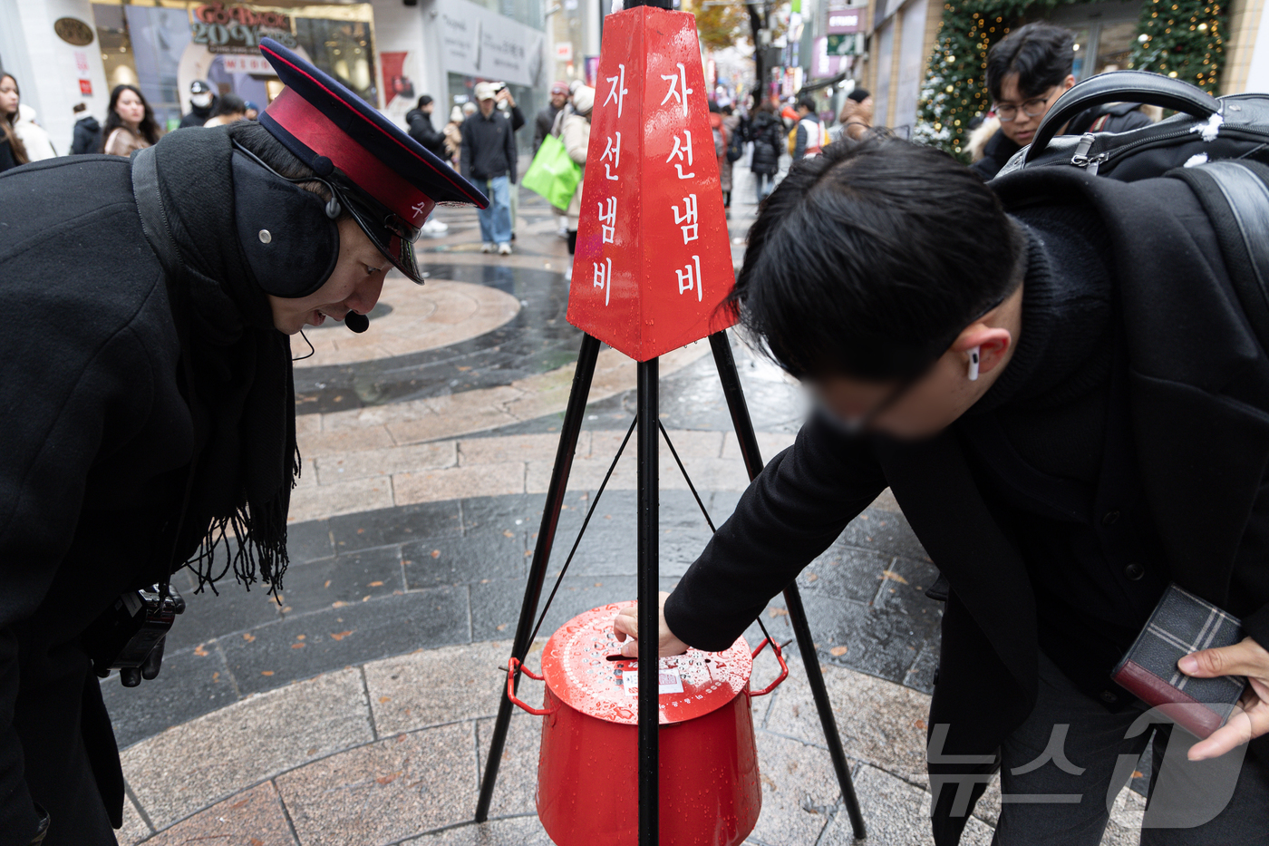 (서울=뉴스1) 이재명 기자 = 구세군 자선냄비 모금활동이 시작된 27일 오후 서울 중구 명동거리에서 자원봉사자가 종을 울리고 있다. 2024.11.27/뉴스1