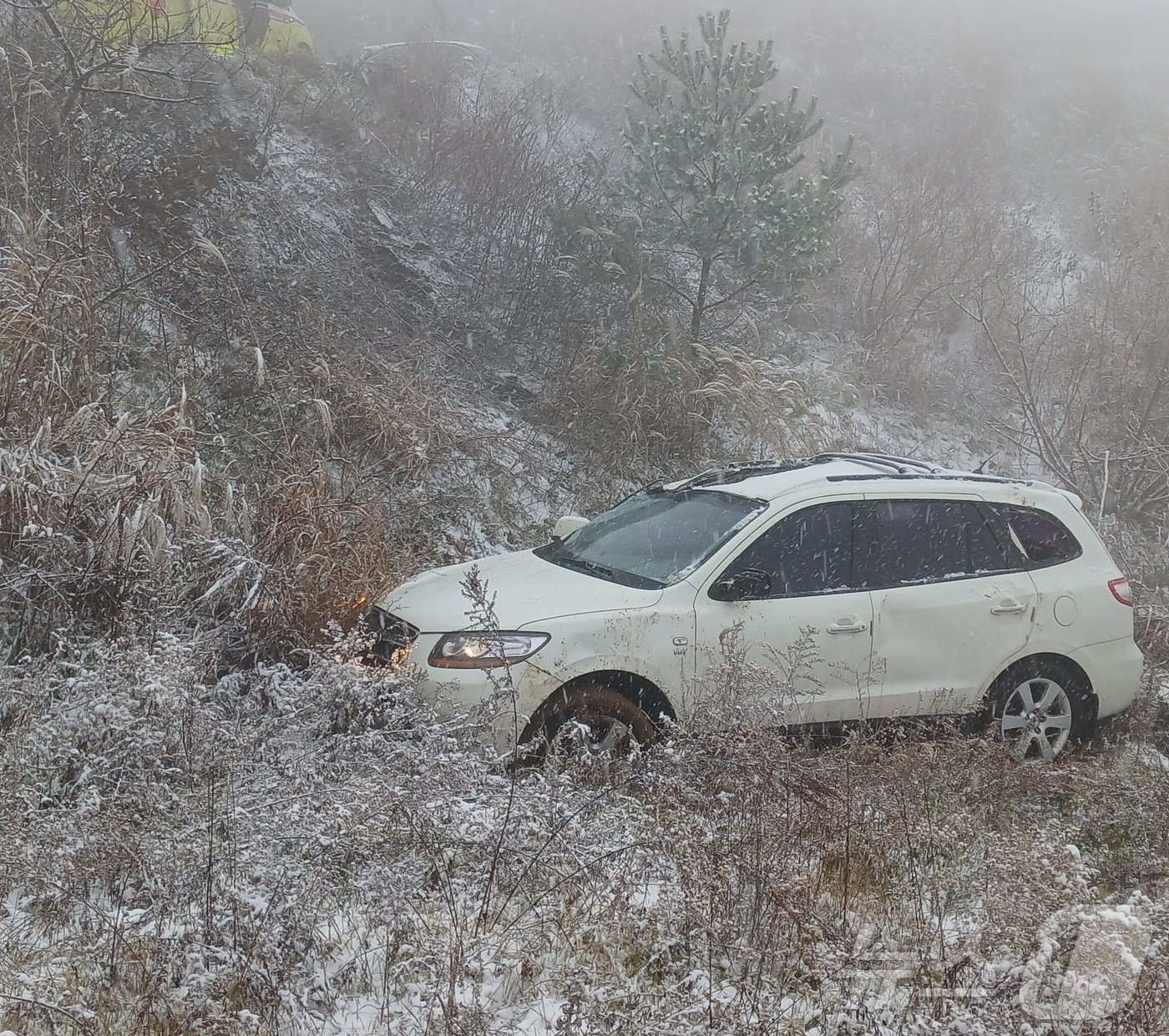 본문 이미지 - 오전 11시쯤에는 단양군 가곡면의 한 내리막길을 지나던 SUV가 눈길에 미끄러져 도로 옆 산비탈면으로 추락해 탑승하고 있던 2명이 다쳤다.(충북소방본부 제공).2024.11.27./뉴스1