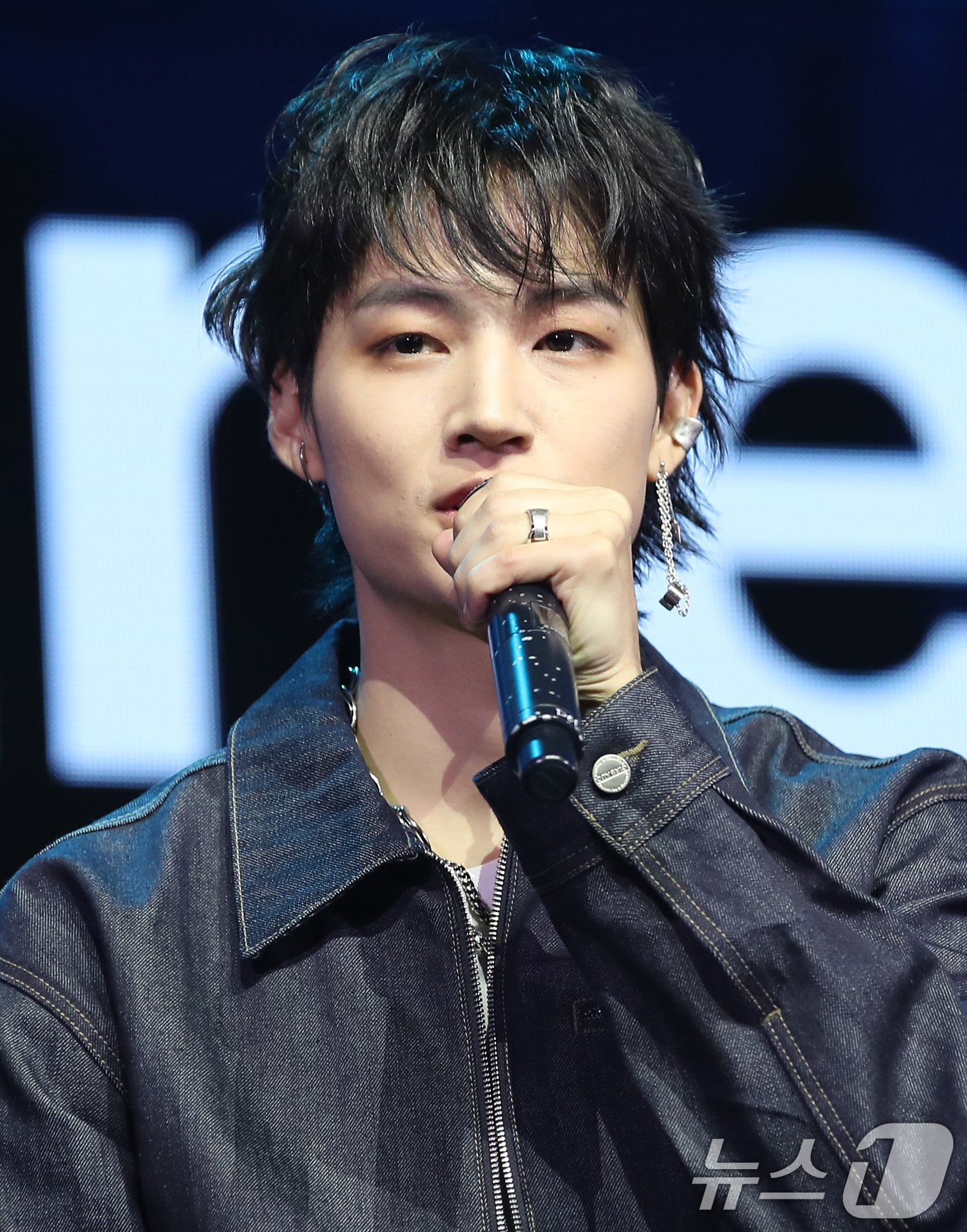 본문 이미지 - 갓세븐 제이비(JAY B)가 27일 서울 광진구 예스24라이브홀에서 가진 첫 번째 솔로 정규앨범 ‘Archive 1: [Road Runner]’(아카이브 원 로드 러너) 쇼케이스에서 신곡 소개를 하고 있다. 2024.11.27/뉴스1 ⓒ News1 권현진 기자