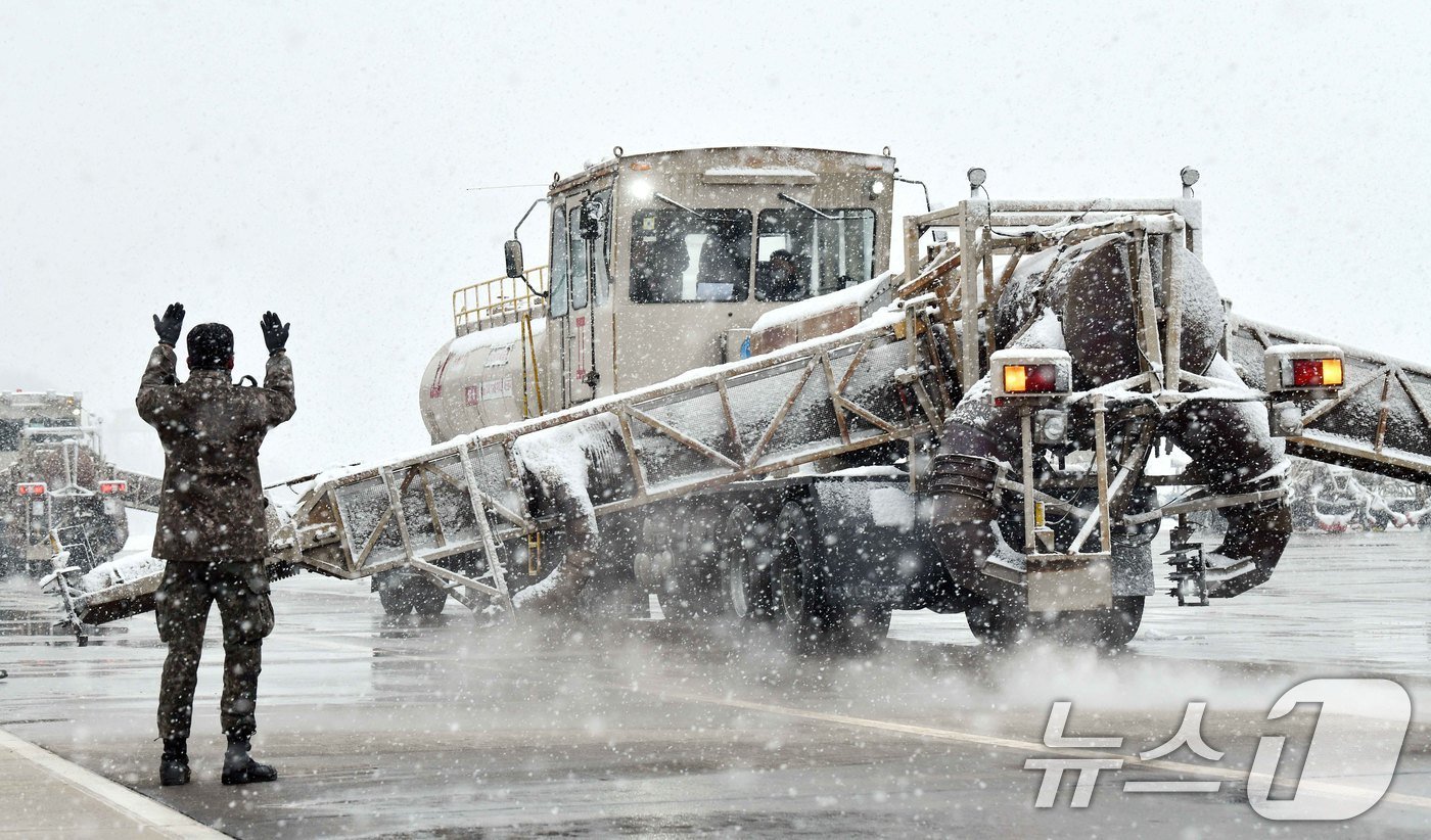 본문 이미지 - 올해 첫눈이 내린 27일 제19전투비행단 장병들이 제설차량 SE-88로 활주로 제설작업을 하고 있다. SE-88은 퇴역한 전투기 엔진을 활용해 제작된 특수 제설 차량이다.(공군 제공) 2024.11.27/뉴스1