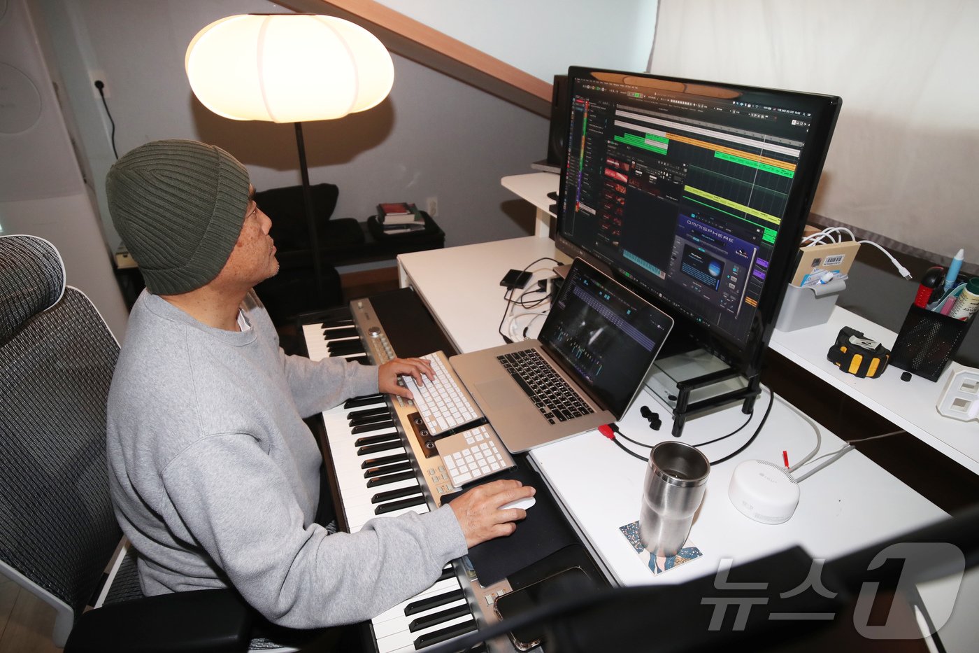 본문 이미지 - 신형 작곡가가 지난 26일 제주시 작업실에서 곡 작업을 하고 있다. 2024.11.28/뉴스1