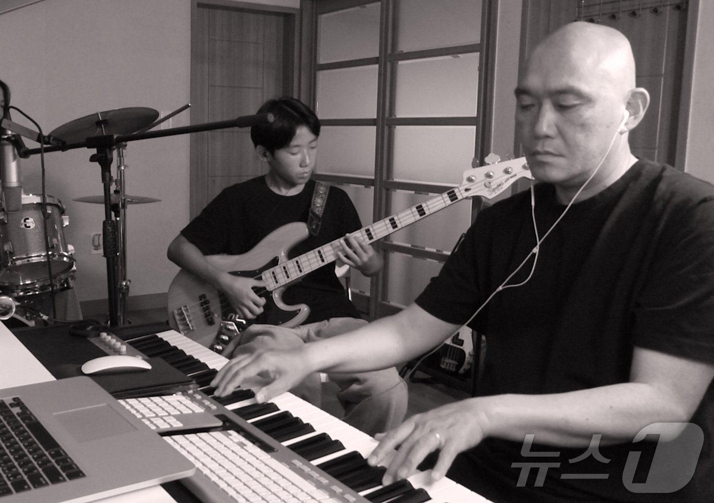 본문 이미지 - 신형 작곡가가 자녀들과 함께 합주하는 모습.&#40;신 작곡가 제공&#41;