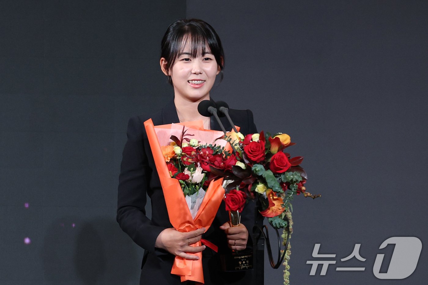 본문 이미지 - 27일 오후 서울 강남구 그랜드 인터컨티넨탈 파르나스 호텔에서 열린 2024 KLPGA 대상 시상식에서 KLPGA 인기상을 수상한 황유민이 소감을 밝히고 있다. 2024.11.27/뉴스1 ⓒ News1 신웅수 기자