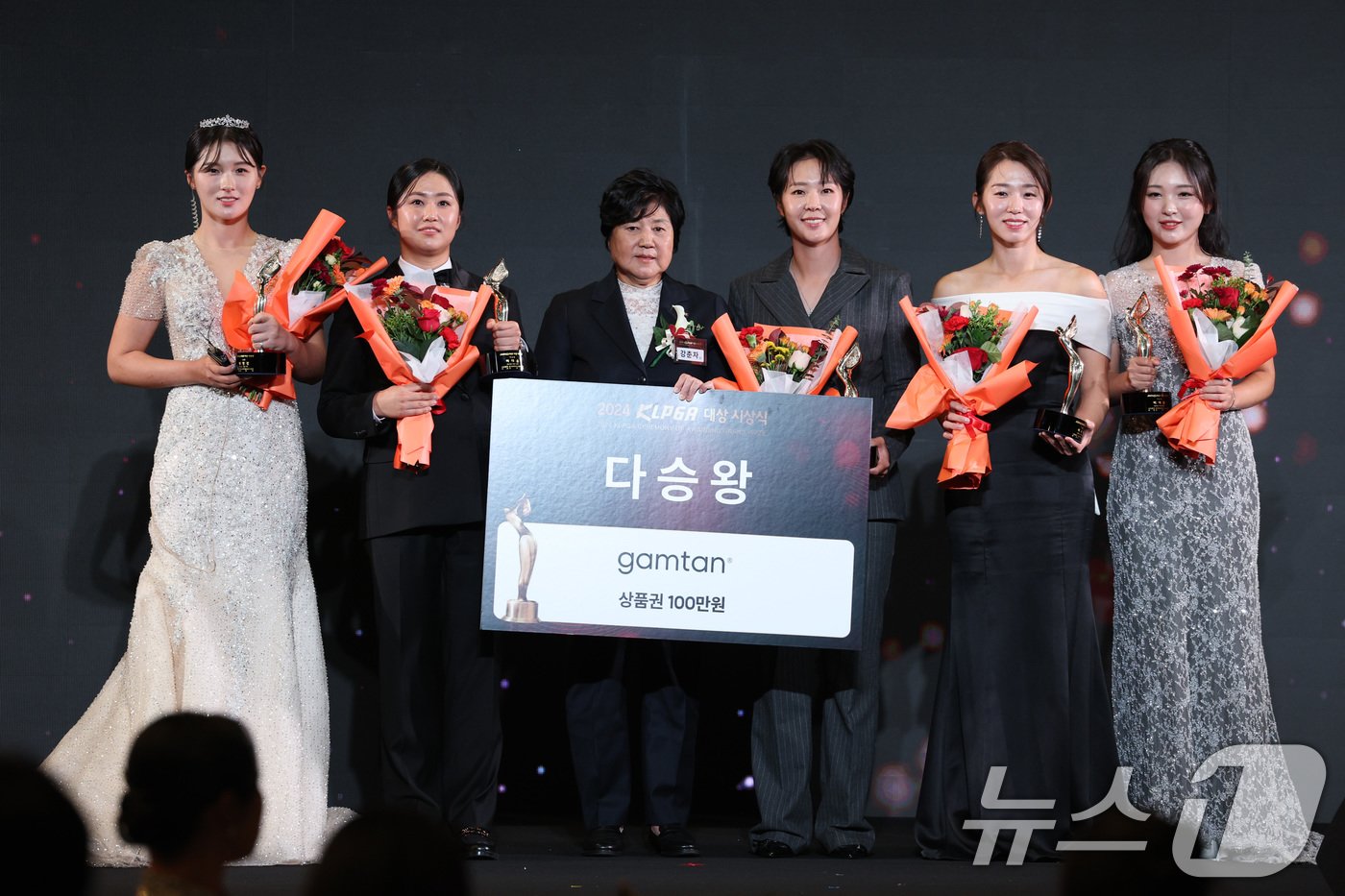 본문 이미지 - 27일 오후 서울 강남구 그랜드 인터컨티넨탈 파르나스 호텔에서 열린 2024 KLPGA 대상 시상식에서 다승왕을 수상한 박현경, 마다솜, 박지영, 배소현, 이예원이 기념 촬영을 하고 있다. 2024.11.27/뉴스1 ⓒ News1 신웅수 기자