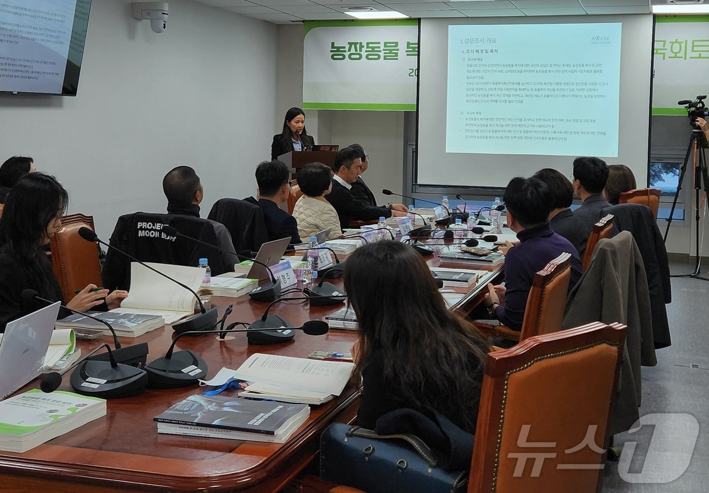 본문 이미지 - 27일 농장동물 복지 향상 방안 모색을 위한 국회토론회에서 이형주 어웨어 동물복지문제연구소 대표가 &#39;모돈 동물복지 문제 및 개선 방안&#39;을 주제로 발표하고 있다. ⓒ 뉴스1 한송아 기자