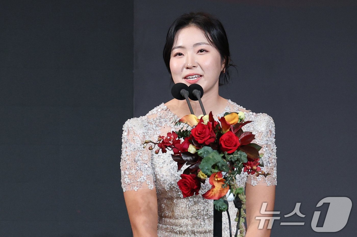 본문 이미지 - 27일 오후 서울 강남구 그랜드 인터컨티넨탈 파르나스 호텔에서 열린 2024 KLPGA 대상 시상식에서 신인상을 수상한 유현조가 수상 소감을 밝히고 있다. 2024.11.27/뉴스1 ⓒ News1 신웅수 기자