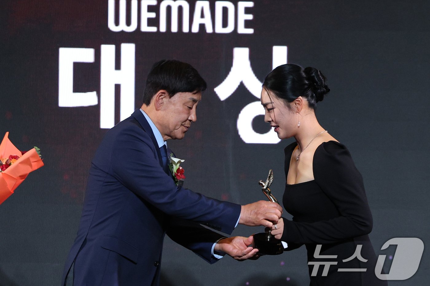 본문 이미지 - 27일 오후 서울 강남구 그랜드 인터컨티넨탈 파르나스 호텔에서 열린 2024 KLPGA 대상 시상식에서 윤이나가 대상을 수상하고 있다. 2024.11.27/뉴스1 ⓒ News1 신웅수 기자