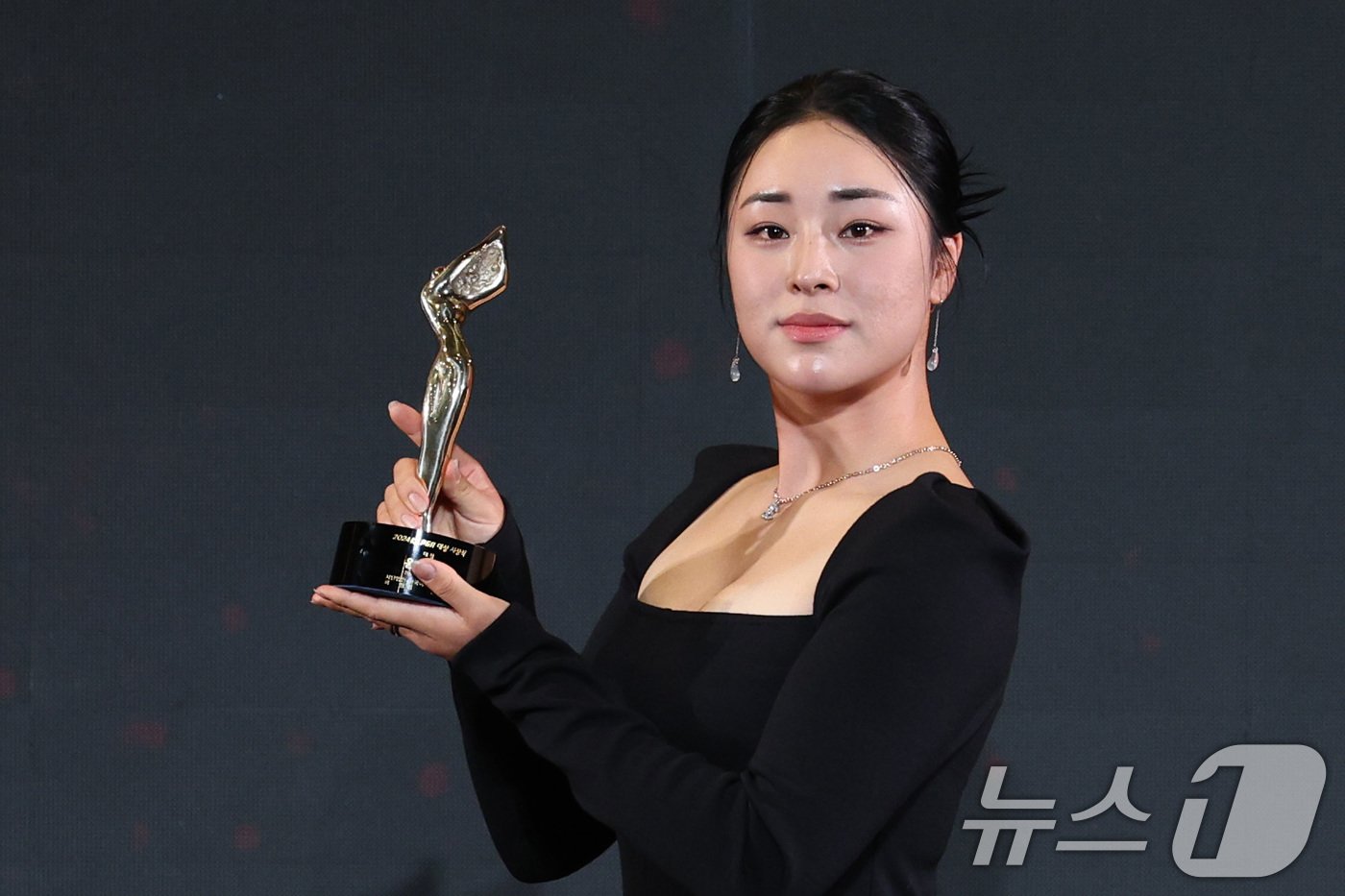 본문 이미지 - 27일 오후 서울 강남구 그랜드 인터컨티넨탈 파르나스 호텔에서 열린 2024 KLPGA 대상 시상식에서 위메이드 대상을 수상한 윤이나가 기념 촬영을 하고 있다. 2024.11.27/뉴스1 ⓒ News1 신웅수 기자
