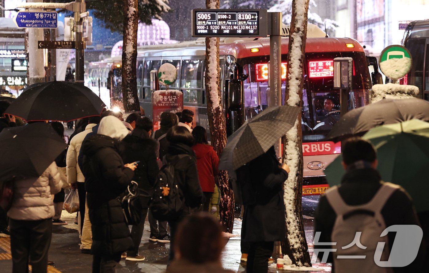 본문 이미지 - 서울 등 중부지방에 대설특보가 내린 27일 오후 서울 명동 버스정류장에서 시민들이 버스를 기다리고 있다. 2024.11.27/뉴스1 ⓒ News1 구윤성 기자