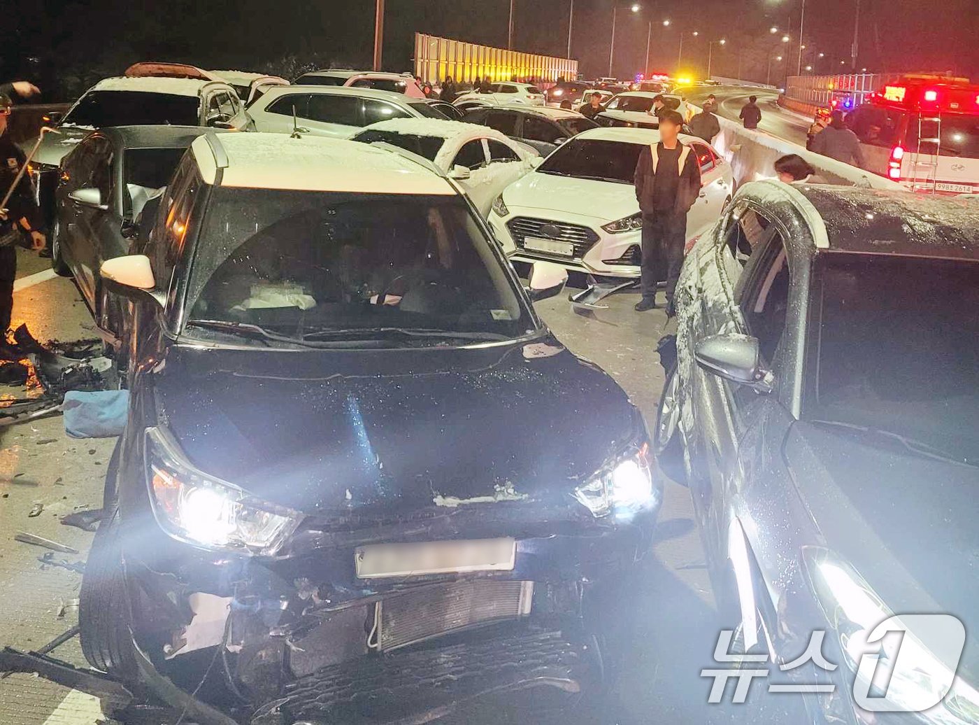 본문 이미지 - 수도권과 강원지역에 대설특보가 내려진 27일 오후 5시 49분쯤 강원 원주시 호저면 만종리의 한 도로에서 53대의 차량이 추돌하는 사고가 발생, 파손된 차량이 도로를 가득 메우고 있다. (강원소방본부 제공) 2024.11.27/뉴스1