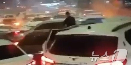 본문 이미지 - 수도권과 강원지역에 대설특보가 내려진 27일 오후 5시 49분쯤 강원 원주시 호저면 만종리의 한 도로에서 53대의 차량이 추돌하는 사고가 발생, 파손된 차량이 도로를 가득 메우고 있다. &#40;독자제공&#41; 2024.11.27/뉴스1