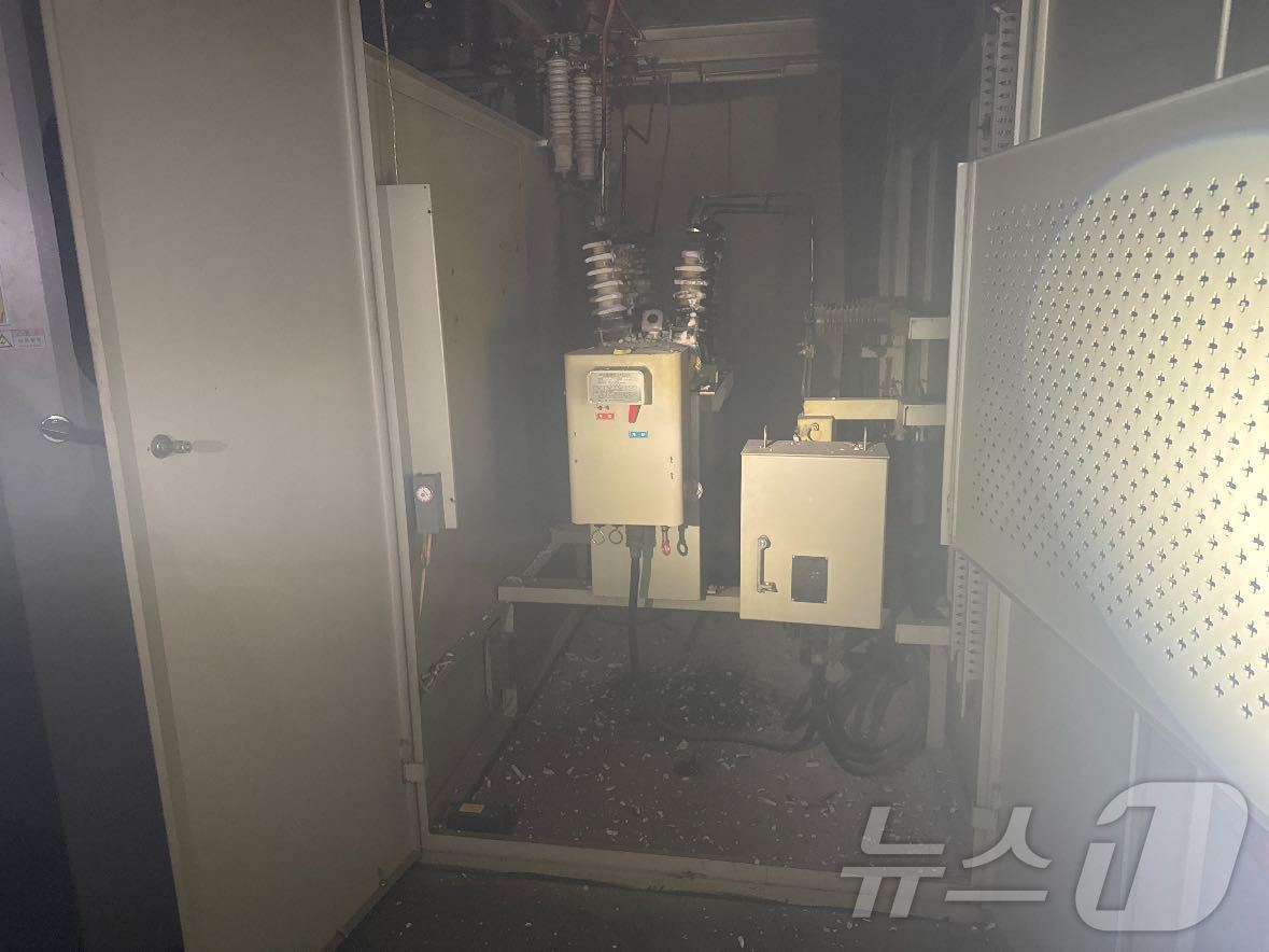 본문 이미지 - 27일 오후 강원 춘천시 요선동의 은행 건물 2층 수변전실에서 전기안전 점검을 하던 전기안전공사 직원 A 씨(40)가 감전되는 사고가 났다.(강원도소방본부 제공) 2024.11.27/뉴스1