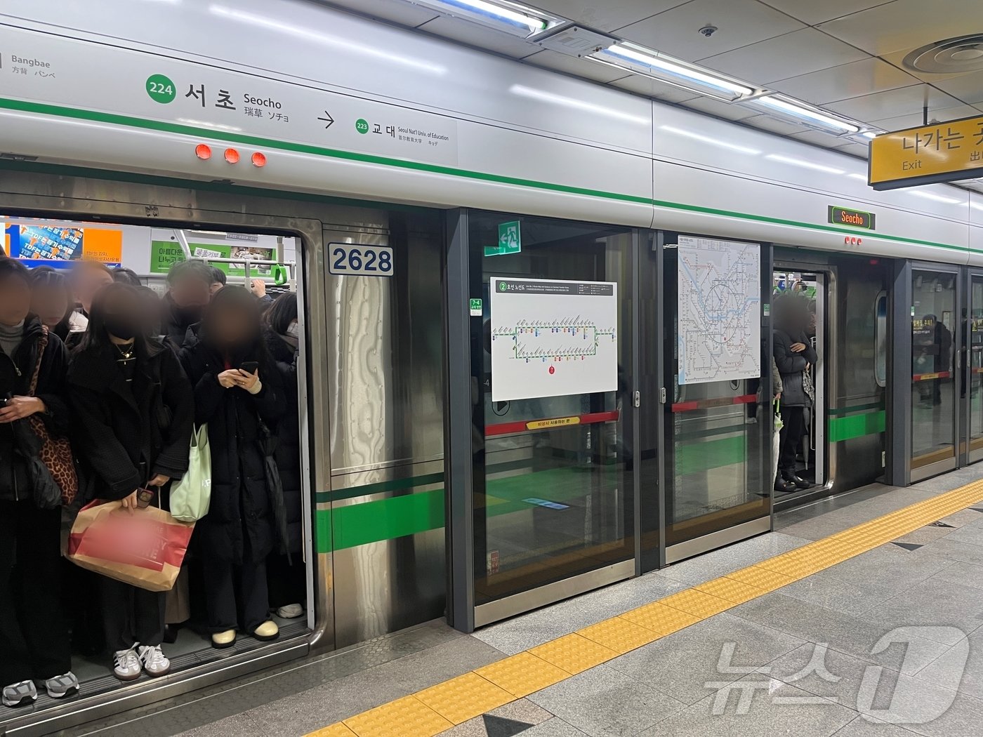 본문 이미지 - 28일 오전 서울 지하철 2호선 서초역에 온 열차가 출근하는 시민들로 인해 발 디딜 틈 없이 붐비고 있다. / 뉴스1 유수연 기자