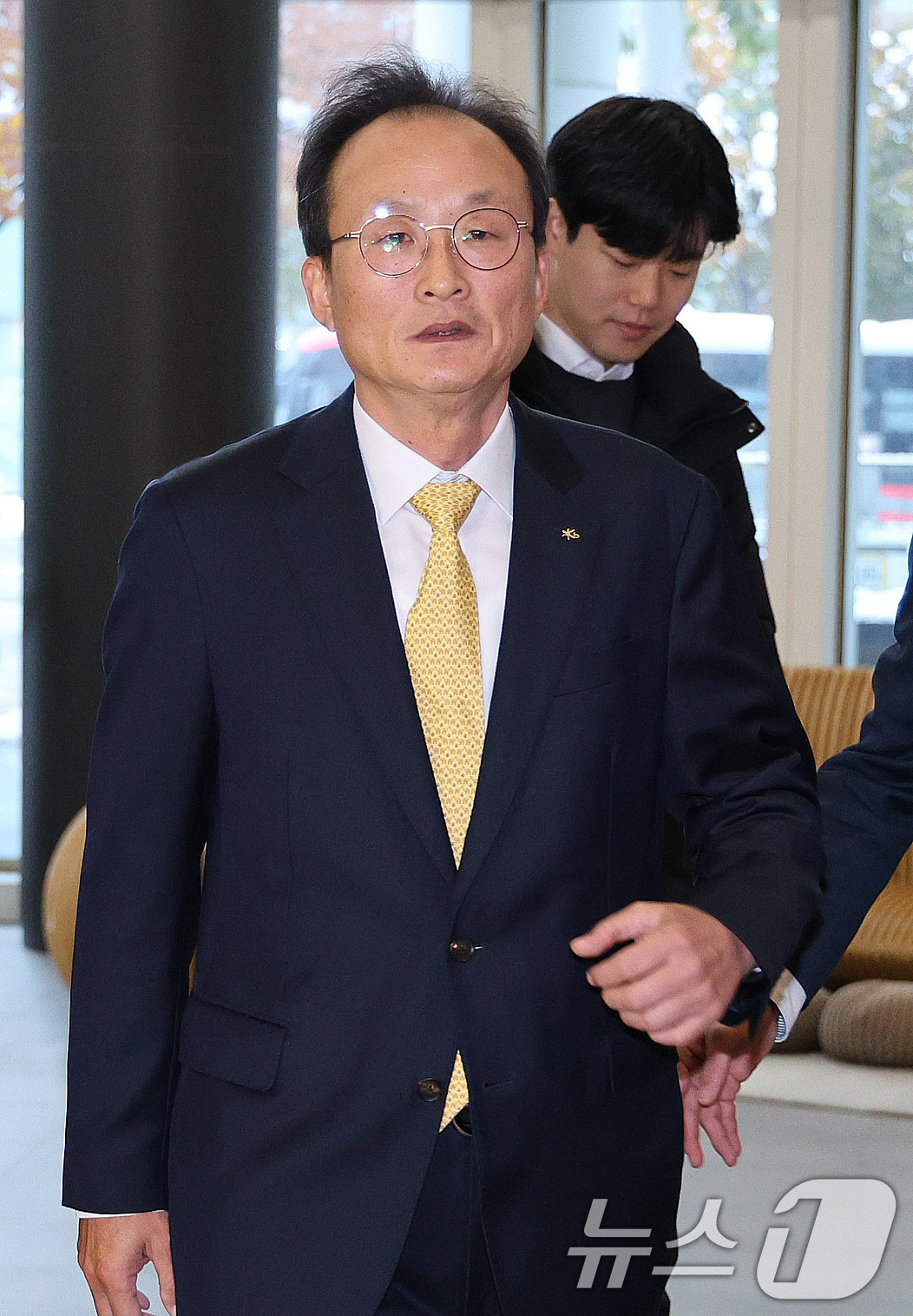 (서울=뉴스1) 신웅수 기자 = 차기 KB국민은행장 후보로 선정된 이환주 KB라이프생명보험 대표이사가 28일 오전 서울 강남구 KB라이프생명 본사로 출근하고 있다.이 대표가 국민은 …