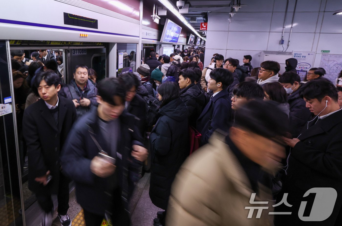 수도권 지역에 대설특보가 발효된 28일 서울 지하철 1호선 서울역 탑승장이 출근길 이용객들로 붐비고 있다. 한국철도공사는 이날 오전 안전 안내문자 통해 &#34;수인분당선과 국철 1호선 지하철 일부 전동차 운행이 지연 중＂이라고 알렸다. 2024.11.28/뉴스1 ⓒ News1 김성진 기자