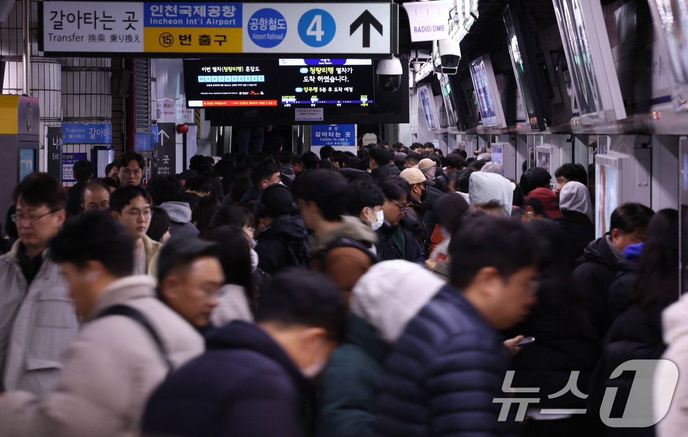 수도권 지역에 대설특보가 발효된 28일 서울 지하철 1호선 서울역 탑승장이 출근길 이용객들로 붐비고 있다. 한국철도공사는 이날 오전 안전 안내문자 통해 &#34;수인분당선과 국철 1호선 지하철 일부 전동차 운행이 지연 중＂이라고 알렸다. 2024.11.28/뉴스1 ⓒ News1 김성진 기자