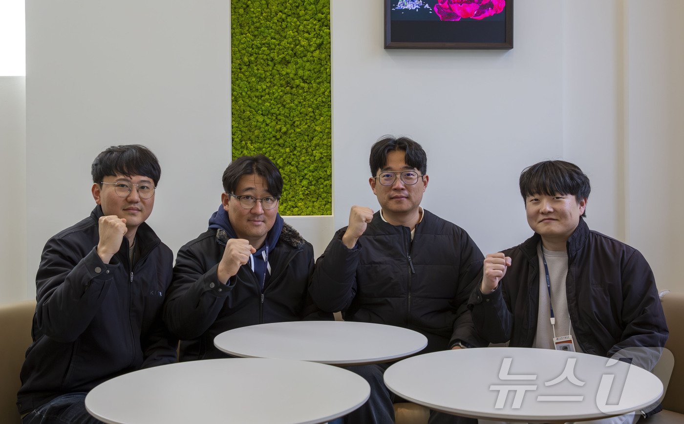 본문 이미지 - 왼쪽부터 한국에너지기술연구원 CCS연구단 김대욱 기술원, 황병욱 박사, 최유진 기술원, 장재준 학생연구원. (에너지연 제공)/뉴스1