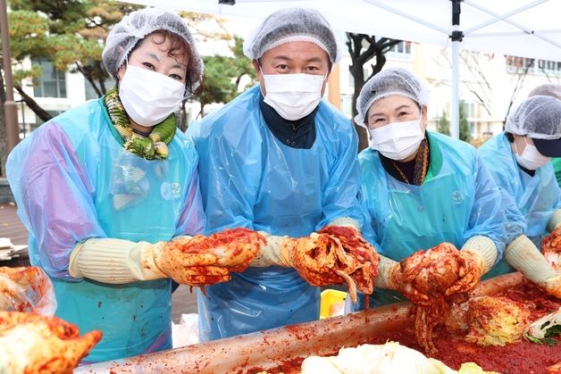 부천시 취약계층 733가구에 '사랑의 김장 나눔' 김치 전달