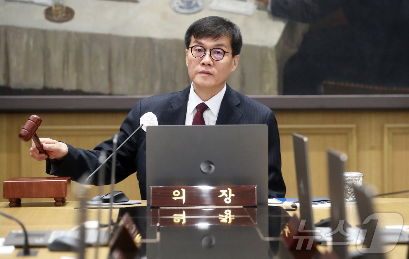 이창용 한국은행 총재가 28일 서울 중구 한국은행에서 열린 금융통화위원회를 주재하며 의사봉을 두드리고 있다. 2024.11.28/뉴스1 ⓒ News1 오대일 기자