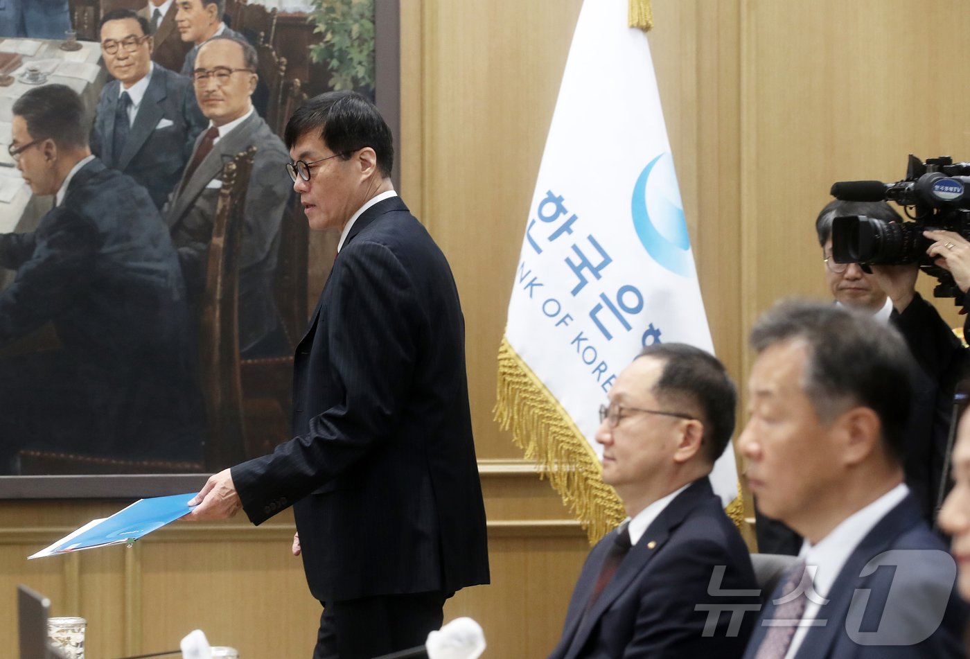 이창용 한국은행 총재가 28일 서울 중구 한국은행에서 열린 금융통화위원회에서 회의 자료를 들고 입장하고 있다. 2024.11.28/뉴스1 ⓒ News1 오대일 기자