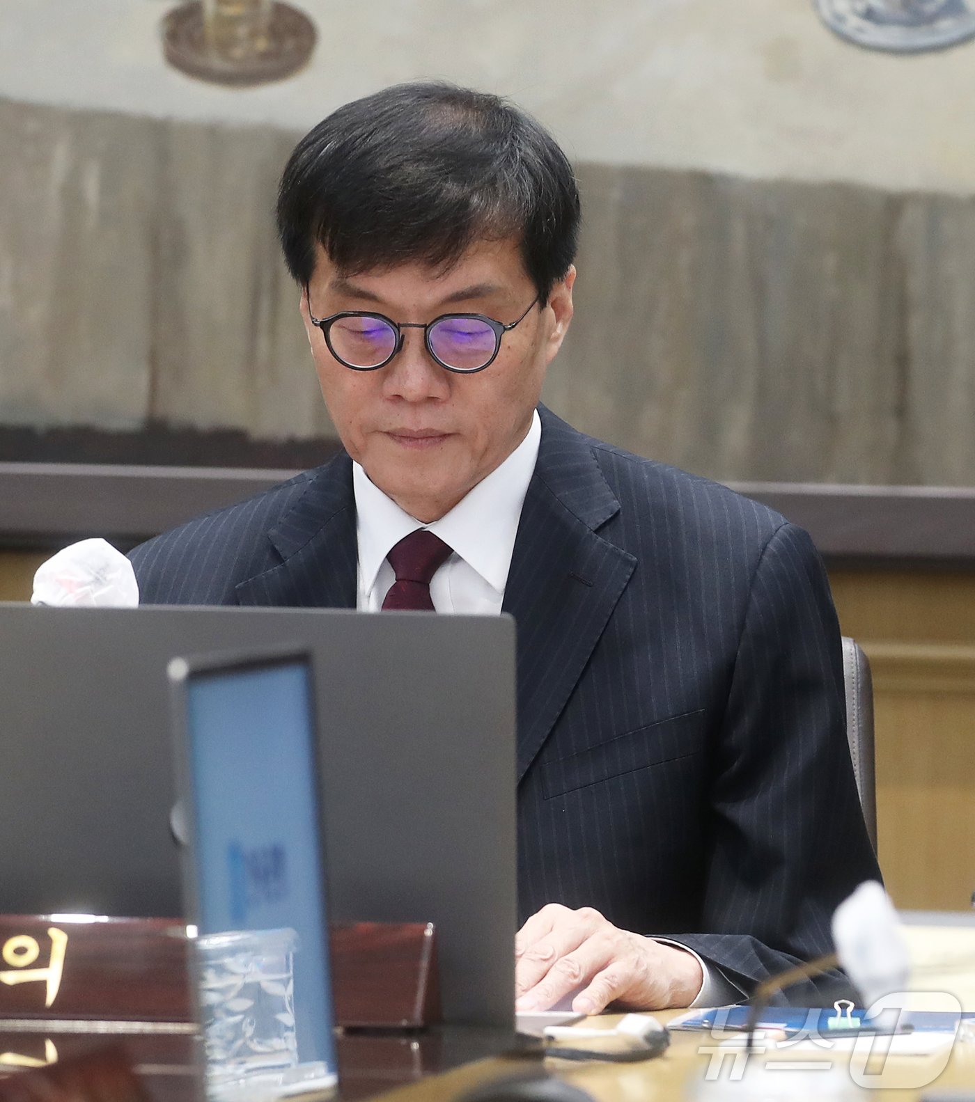 본문 이미지 - 이창용 한국은행 총재가 28일 서울 중구 한국은행에서 열린 금융통화위원회 통화정책방향 회의를 주재하고 있다. 2024.11.28/뉴스1 ⓒ News1 오대일 기자