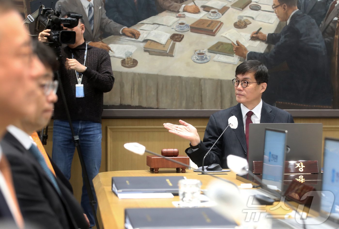 이창용 한국은행 총재가 28일 서울 중구 한국은행에서 열린 금융통화위원회 통화정책방향 회의를 주재하며 관계자에게 손짓하고 있다. 2024.11.28/뉴스1 ⓒ News1 오대일 기자