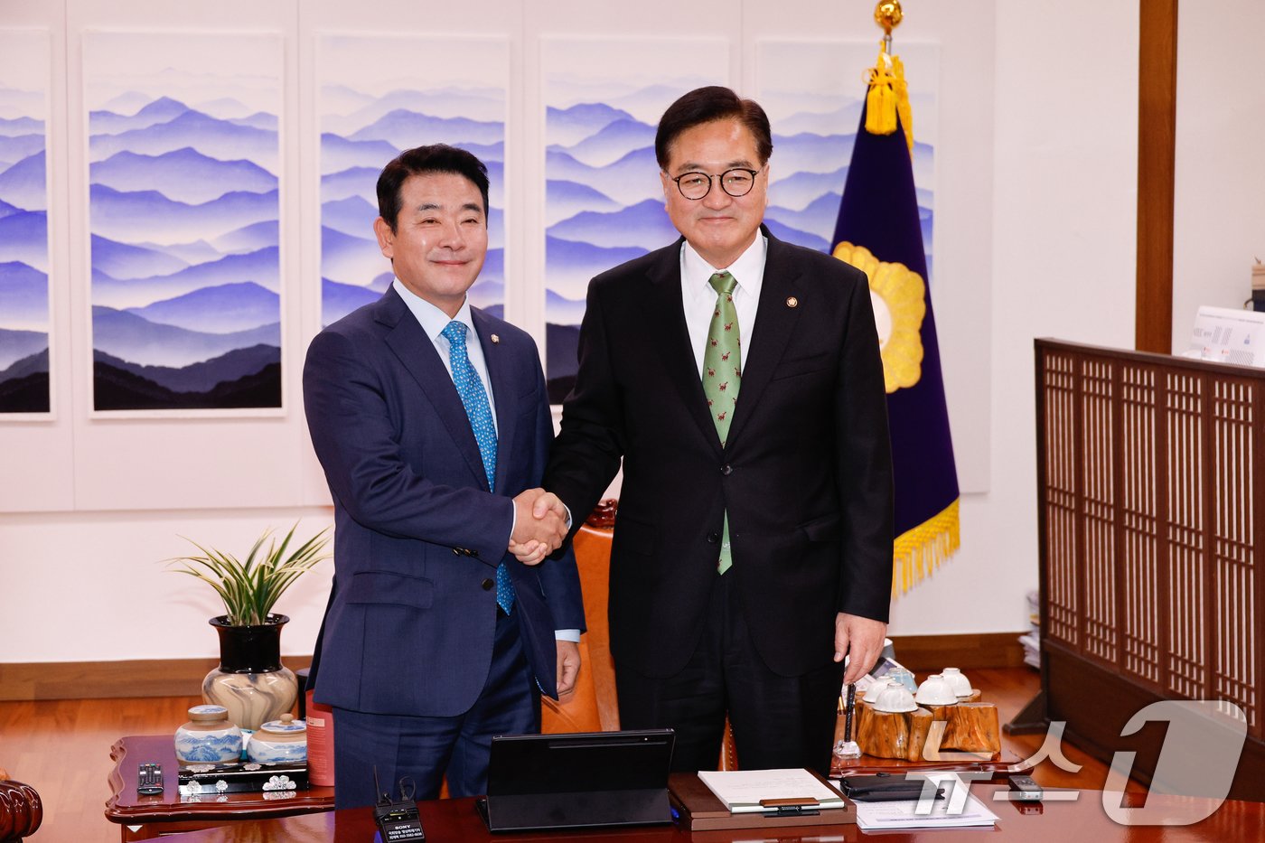 본문 이미지 - 우원식 국회의장&#40;오른쪽&#41;이 28일 오전 서울 여의도 국회에서 박정 예산결산특별위원회 위원장을 만나 악수하고 있다. 2024.11.28/뉴스1 ⓒ News1 안은나 기자