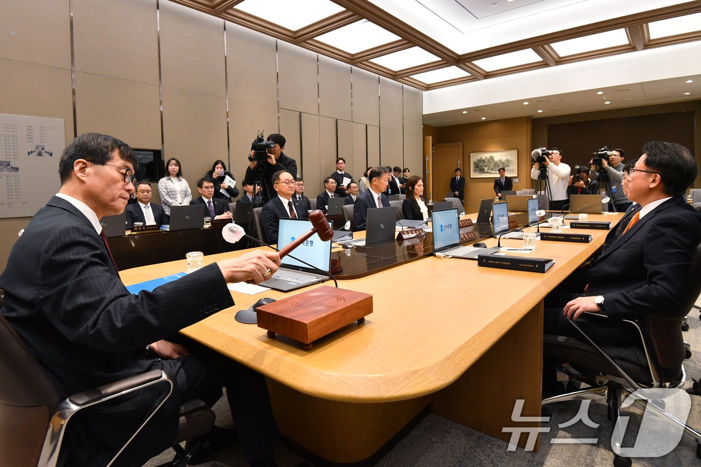 이창용 한국은행 총재가 28일 오전 서울 중구 한국은행에서 열린 금융통화위원회에서 의사봉을 두드리고 있다. 2024.11.28/뉴스1 ⓒ News1 사진공동취재단