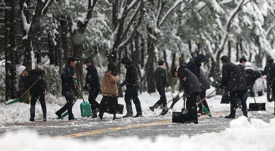 출근을 위한 제설작업