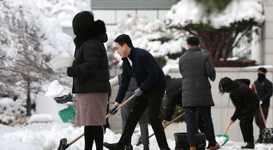 눈 치우는 대검찰청 직원들